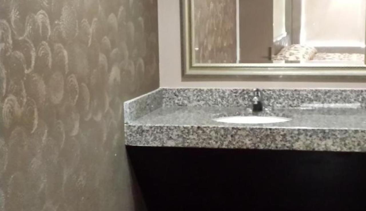 Royal Relax Inn Fairmont City Extérieur photo
